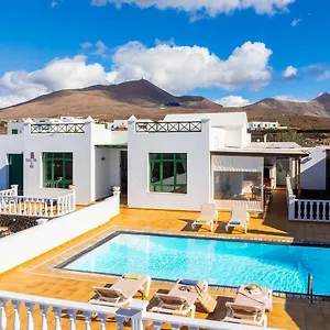 https://villa-sol-y-mar-yaiza-lanzarote.in-canary-islands.com